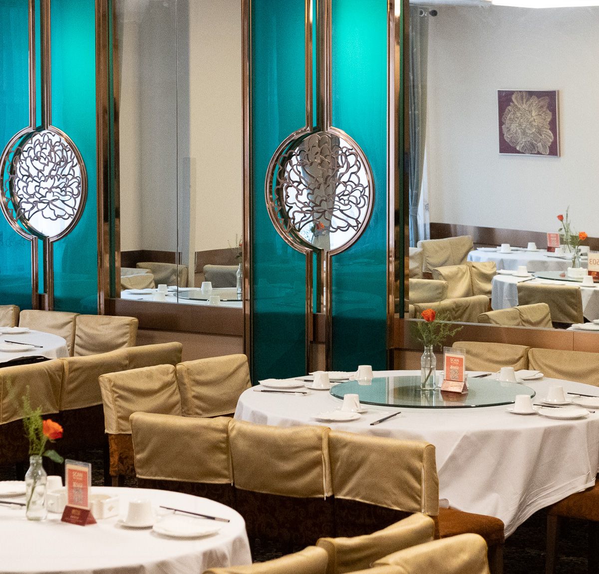 Private dining room with teal glass peony screens and round tables at Peony Seafood Restaurant
